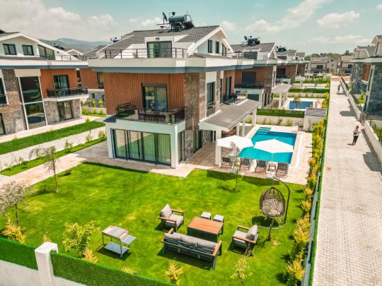 Villa Galaxy World 1, close to the sea, modernly designed, private pool, large garden, 8-person villa
